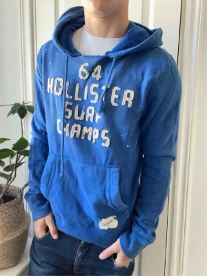 Hollister hoodie - Säljer en blå hollister hoddie i storlek L. Den är mycket bra sick och vid fler frågor är de bara att höra av sig🙌