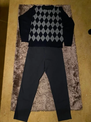 Mörkblå chinos med smal passform - Snygga mörkblå chinos med smal passform och klassisk design. Byxorna har två sidofickor och två bakfickor samt stängs med knapp och dragkedja. Perfekta för en stilren och enkel look. Materialet känns mjukt och bekvämt.