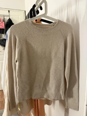 Beige stickad tröja från Vero Moda - Säljer en jättefin beige stickad tröja från Vero Moda. Är ganska nopprig därav priset, går att få bort en del med nopper grej! 