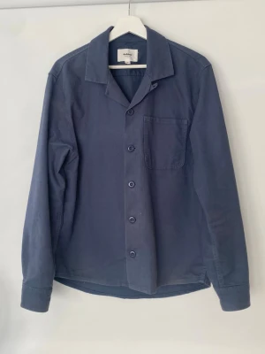 Overshirt  - Säljer denna blå Overshirt från Dobber. I storlek S i mycket bra skick.