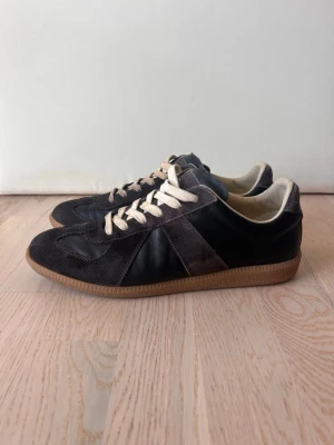 Maison margiela gats  - Mycket fint skick | brun mocka svart läder | Size 45 passar även 44 | nypris 7000 | skriv vid frågor eller funderingar | frakt inom 24 timmar |
