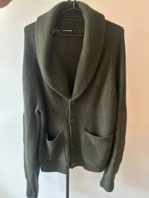 Supersnygg J.lindeberg cardigan M - Väldigt populär snygg och eftertraktad J.lindeberg cardigan kofta i storlek M av högsta kvalité. Grym passform perfekt nu till höst och vinter och utmärkt topp skick!
