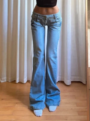 Lågmidjadd utsvängda jeans  - Säljer dessa supersnygga lågmidjade utsvängda jeans, det står storlek 31 på jeansen men de är små i storlek!! Måtten är 37cm i midjan och 83 i innerbenslängden💗 helt nya, säljer då de tyvärr inte passar mig☹️ nypris 799kr