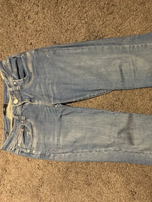 Lbt valerie jeans  - Säljer dessa Lbt jeans i jätte fint skick då jag tyvärr inte passar i dom längre, därav inga bilder med dom på! Storlek 27/30 och inga skavanker eller skador.