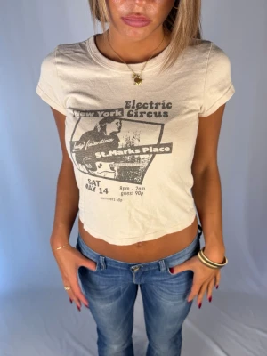 Supercool vintage Mini-tshirt - Supercool vintage mini t-shirt | Fint skick! | Jag är 168cm lång och väger 60kg | Kontakta mig vid fler frågor eller funderingar!🩷🩵