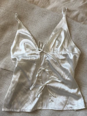 Satin fest topp - Superfin satin fest topp. Storlek S. Köpt i på busfröt (secondhandbutik) för 79kr.