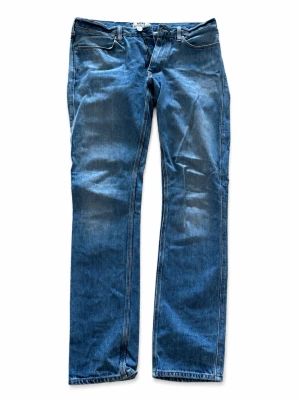 Acne Studios Vintage Jeans  - Acne Studios Max LT Vintage jeans i storlek W33/L32. Klassisk äldre Acne-modell i blå vintage wash med naturligt blekt/slitet uttryck. 100% bomullsdenim och klassisk 5-pocket design. Modellnamn och storlek verifieras på originaletiketten. Snygg rak/slimmad silhuett och väldigt fin denimkaraktär. Bra begagnat skick enligt bilder. Mått skickas gärna. Bud välkomnas & snabb frakt 📦