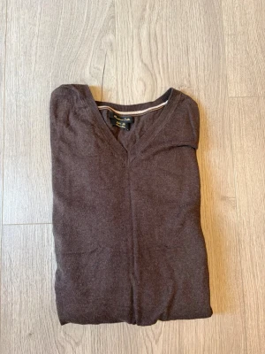 Brun V-ringad stickad tröja från Massimo dutti - Brun stickad tröja med V-ringning och förstärkta armbågslappar i mockaimitation från Massimo dutti. Tröjan är använd fåtal gånger✅ tröjan är i storlek XXL men skulle säga att den passar XL eller till och med en L📏! Skriv vid funderingar!✅Fraktar inom 24h🚚📦!