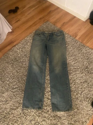 Blå raka jeans - Säljer ett par klassiska blå jeans. Jeansen har fem fickor och låg/normal midja. Perfekta för en avslappnad och trendig look. 