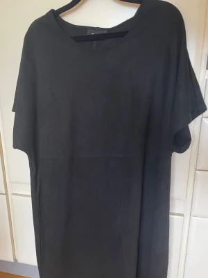 Zizzi klänning gråsvart i stl S - Enkel gråsvart klänning från Zizzi med rund halsringning och korta ärmar. Klänningen har en rak passform och är tillverkad i ett mjukt material som ger en stilren look. Perfekt för dig som gillar minimalistisk stil.