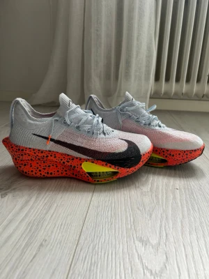 Jogging skor - Jogging skor, använda 1 gång i princip helt nya. Hör av er vid fundering!👍