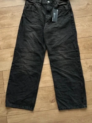 Vicinity denims wide leg jeans - Ny med etiketter 🔥 Byxmodell-Mudd Brown Denim Färg - Svart Mått: W30 L30 Längd:101 cm Benvidd: 25 cm Midjavidd: 39 cm                                 För dyra? Skicka Prisförslag! Hör gärna av dig vid frågor så svarar jag så fort jag kan!😁