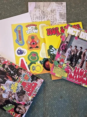 NCT Dream Hot Sauce album  - Helt nct dream hot sauce album! Det som finns med är: foto albumet, postcard album, poster på jisung och en ”thank you” poster, 2 hot sauce photcards och 1 Dream cafe special photcard, cd skiva och sticker sheet jag tyvärr har andvänt två ifrån 