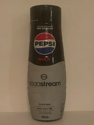 Sodastream Pepsi Max SODA MIX 440ml - Säljer en Sodastream Pepsi Max SODA MIX på 440 ml. Flaskan är svart och silver med klassisk Pepsi-logga och texten 'No Sugar'. Räcker till cirka 9 liter dryck. Perfekt för dig som vill göra egen läsk hemma.