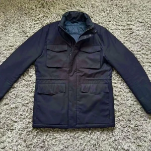 J Lindberg Field Jacket - Säljer denna riktigt feta j Lindeberg field jacketen!⭐️Skick : 9,5/10!🙌Storlek L!⭐️NYPRIS = 4000kr! Hör gärna av er om ni har funderingar!👍