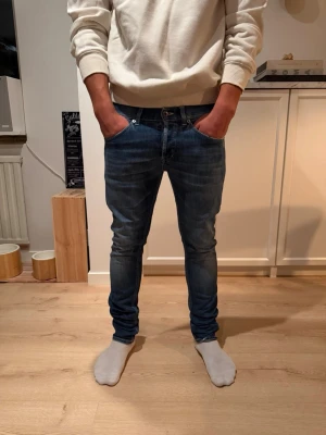 Dondup George  - Dondup jeans george storlek 32 ny pris 4000  har mått vid midja och längd. Hör av dig vid frågor?