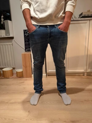 Dondup George  - Dondup jeans george storlek 33 ny pris 4000 har mått vid midja och längd. Hör av dig vid frågor 
