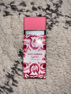 dolce & gabbana light blue parfym  - helt ny, luktar fräsch italiensk sommar. Capri in love rosa, Dolce & Gabbana light blue, travel exklusive edition.  köpt för 900kr, har förpackning kvar. kom gärna med bud och frågor ❤️