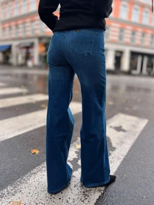 Lois palazzo - leia teal - Säljer mina Lois byxor . Använd 2 gånger . Säljs pågrund av fel köp av storlek . Som nya . Storlek 26 längd 32🥰nypris 1999kr. Lois 2026 färg 