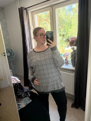 Gråmönstrad oversized tröja - Mysig oversized tröja i grått med vitt grafiskt mönster. Tröjan har mörkgrå muddar vid ärmslut, nederkant och halsringning. Perfekt för chill dagar och enkel att matcha med jeans eller leggings. Från märket Odd Molly i storlek 4 som enligt deras storlekguide motsvarar en storlek XL. Jag har vanligtvis en 4/XL. Men denna är något rymlig i storlek. Fint skick, men kan vara lågt mer använd. 