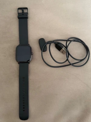 Amazfit GTS 2 Mini Meteor Black A2018-MB Unisex smartklocka - Märke AMAZFIT Kollektion GTS 2 mini Modell	A2018-MB Garanti 2 år Färg svart Vattenmotstånd 50M/5ATM Kristall	gorilla-glas Kompatibilitet	IOS / Android Skärm	touch / always on / AMOLED Batteritid med aktiverad gps (i timmar)	GPS / GLONASS Typ Unisex Kategori smart Skrämupplösning	306x354 px Batterikapacitet 220 mAh Sportfunktioner 70 Batteritid - standardläge (dagar)	14  REM Material plast Förslutningstyp stift spänne Bredd 20 mm Fodralets färg	svart ton Material aluminium Form fyrkantig Halsband
