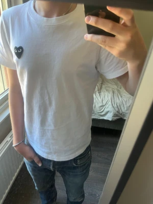 Comme des garcons play T-shirt  - Vit comme des garçons t-shirt - Skick: 9/10 - Storlek XS - Hör av er vid frågor!🤝