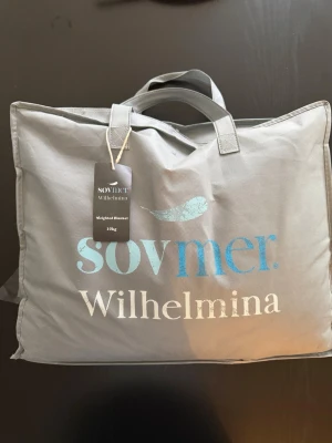 Tyngdtäcke Sovmer Wilhelmina 10kg - Aldrig använt Nypris: 2995kr - Säljer ett grått tyngdtäcke från Sovmer Wilhelmina, väger 10 kg. Täcket kommer i en praktisk förvaringsväska med handtag och har en stilren design. Perfekt för dig som vill ha extra tyngd och komfort när du sover.