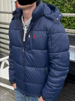 Ralph lauren dunjacka - Utmärkt skick - inga defekter Normalstor M Modellen är 180cm och 66kg Hör gärna av dig