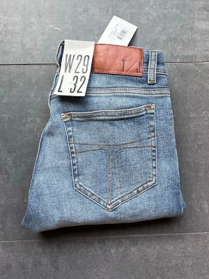 Tiger of Sweden jeans nya - Helt nya jeans ifrån tiger of Sweden med prislapparna kvar på. Storleken är w29 L32 och i modellen evolve vilket är slimfit. Kvitto kan visas privat 