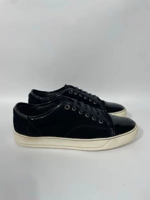 Svarta Lanvin Cap Toe  - Säljer nu dessa Svarta Lanvin Cap Toe som motsvarar storlek 40 där dustbag tillkommer till skorna, skriv för fler bilder/frågor🙌🏼