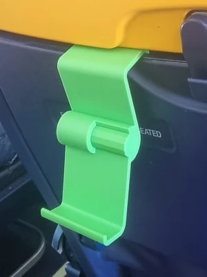 Grön mobilhållare för resa - Snygg grön mobilhållare i plast som enkelt kan fästas på t.ex. ett säte framför dig på bussen eller flyget. Perfekt för att hålla mobilen när du kollar på film eller serier under resan. Smidig och kompakt design som är lätt att ta med sig.