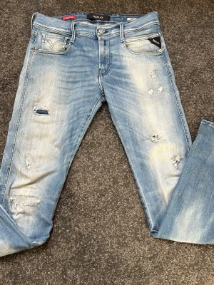 Replay jeans slitningar - Tjena, jag säljer mina väldigt feta replay jeans i en ljusblå färg med slitningar. De är i storlek 30/32, och passar bra till vardagligt bruk och vid festligare tillfällen. Hör av er vid frågor, pris kan diskuteras vid snabb affär.🤩
