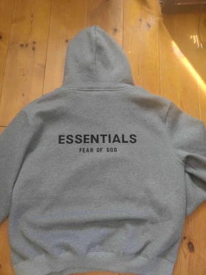 Essentials Fear of God hoodie - Helt ny Essentials Hoodie bara testats och passade tyvärr inte mig.