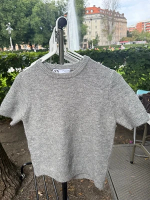 Tröja  - En stickad tröja från Zara som inte kommer till användning längre 🩷