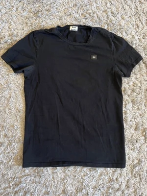 Acne Studios T-shirt  - Säljer denna stilrena Acne Studios T-shirten som är i storlek M. Den är i bra skick men har lite blekning i armhålorna, vilket inte syns när man använder den. Bara att skriva över frågor och funderingar.