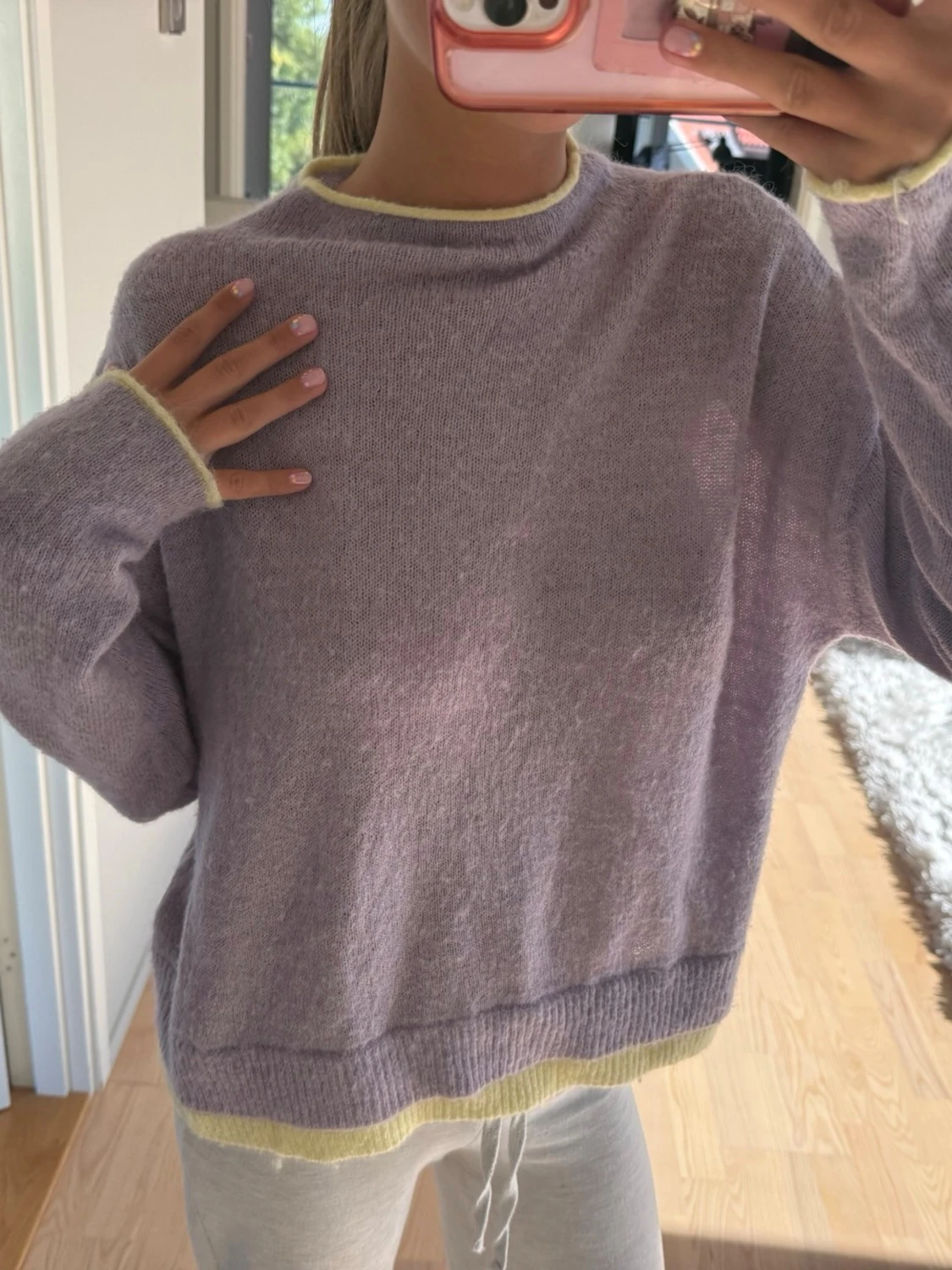 Ljuslila stickad tröja med gula detaljer - 1