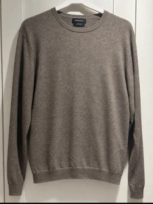 Massimo Dutti crew neck/stickad - Massimo Dutti stickad, färgen är beige/grå. Den är storlek S men passar även som storlek M. Den är helt ny och jag själv har bara använt den cirka två gånger. Har du någon fundering så är det bara att skriva! Köpte den för 1.400SEK men säljer bara för 800SEK dock så går pris absolut att diskuteras.🙌