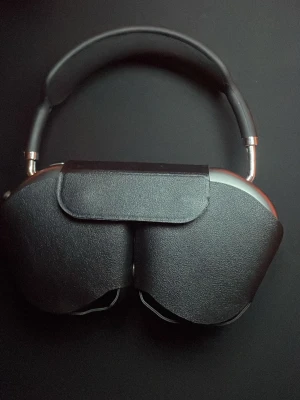 Airpods max - ALLT ORIGINAL FÖLJS MED (Box, laddare, skydd) Använda 2 gånger. Nyskick ❗️Släng iväg ett meddelande angående frågor eller fler bilder!