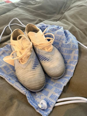 Nike phantom elite str 40,5 - Nike phantom elite köpta från unisport och använda 3 gånger på grund av för små. Storlek 40,5 smutsiga på grund av regn den dagen jag använde dom!!