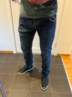 Jacob Cohen jeans - Hej, säljer mina Jacob Cohen jeans i storlek 34. Skicket är bra men finns små defekter som på sista bilden, men annars bra utan hål etc. Men allt detta går att fixa enkel hos skräddare om man är petig. Nypris 4000kr, mitt pris 590kr