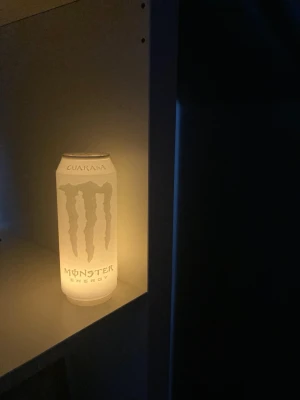 Monster Energy burkformad lykta  - Unik lykta i form av en Monster Energy burk. I priset ingår även en liten led-ljus