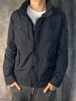 J.lindeberg field jacket bailey - Mycket fint skick | Size L (modellen är 188 cm 74 kg) | fraktar spårbart inom 24 timmar | för att köpa klicka ”köp nu” | vid frågor eller funderingar skriv ett meddelande | följare får bättre rabatter🙌