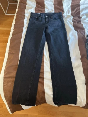Mörkgråa raka jeans  - Säljer ett par svarta jeans med rak passform och hög midja. Jeansen har klassisk femficksdesign och stängs med knapp och dragkedja. Perfekta till en avslappnad och trendig stil. Märke Zara storlek 36.