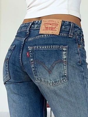 Levis jeans - Som nya❣️Midjemått 81cm (38cm rakt över)❣️ innerbenslängd 84cm❣️ jag är 165
