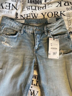 Zara jeans - Skit snygga och populära Zara jeans, helt nya med prislappen kvar! Tyvärr är det fel storlek för mig, därför säljer jag dem ❣️