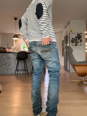 Blå Nudie jeans ”GRIM TIM - Tjenare!! Säljer nu mina Nudie grim Tims i fint skick. Längden på dessa är 104cm och midjan är 41cm. Hör av dig vid minsta fråga 🙋 