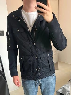 Mörkblå quiltad Armani jacka  - Riktigt snygg quiltad jacka från Armani i storlek XS, mörkblå.  Nypris≈4500kr enligt min storebror (hans gamla jacka). Väldigt fint skick, inte något tydligt tecken på användning. Vid funderingar är det bara att fråga:)