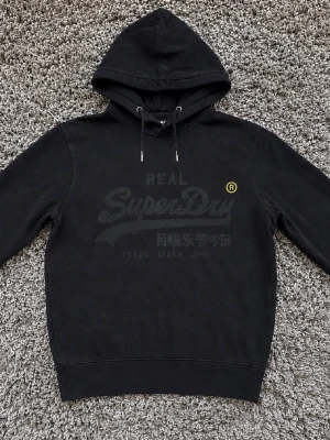 Superdry Hoodie ~ Vintage - Säljer denna feta Superdry hoodien i mycket fint skick!🙌Strl S /// Hör gärna av er om ni har funderingar!👏