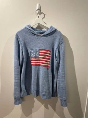 Sällsynt ralph lauren hoodie - Detta är en extremt snygg Ralph Lauren hoodie som jag inte sett tidigare. Passar bra i sin storlek L och i bra skick.