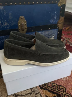 Italienska mocka loafers - Loafers likt summer walks från Loro piana, storlek 42